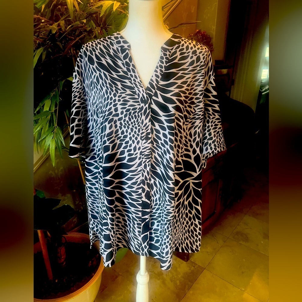 Maggie Barnes Black and Cream Abstract Print V-Neck Tunic - Picture 4 of 14